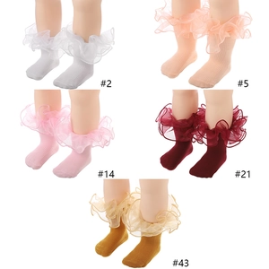 Chaussettes en coton pour filles avec dentelle respirante en cinq couleurs sur modèles