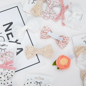 Detail von Blumen und Spitze Haarschleifen Clips Set für Mädchen auf weißem Grund