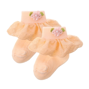 Detailansicht der Baby-Spitzensocken aus Baumwolle mit Stoffblumen und Perlenverzierung