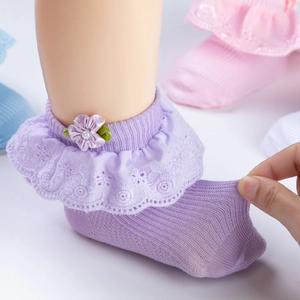 Lila Baumwoll-Babysocken mit Spitzenborte und 3D-Blumen für Kleinkinder, dehnbar