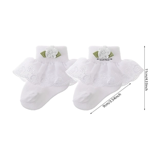 Weiße Baby Socken aus Baumwolle mit Spitzenbesatz, Blumendeko und rutschfester Sohle