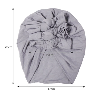 Bonnet turban gris pour bébé avec trois nœuds et dimensions du produit 20cm par 17cm