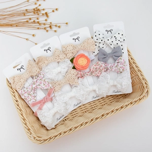 Set mit minimalistischen Baby-Haarspangen, Spitzen-Schleifen und Blumenmuster