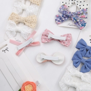 Set mit 4 minimalistischen Kinder-Haarspangen mit Schleifen aus Baumwolle