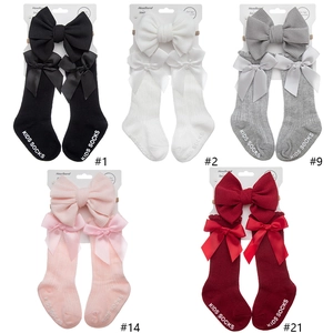 Set fascia con fiocco e calze alte per neonati in cinque colori, inclusi nero e rosa