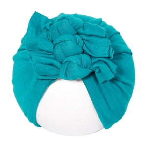 Détail du bonnet turban bébé en coton côtelé bleu canard avec trois nœuds décoratifs