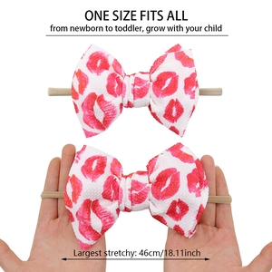 Fascia elastica per neonati in tessuto a nido d'ape con stampa labbra rosse e comfort