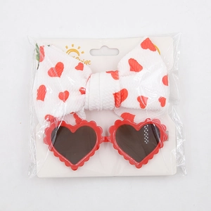 Set moda bimbi con fascia a fiocco bianca a cuori e occhiali da sole rossi a cuore con smerli