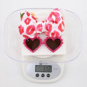 Occhiali da sole rosa a cuore con fascia a fiocco stampa labbra su cartoncino