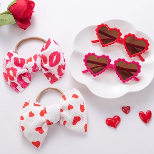 Set occhiali da sole a cuore per bambina e fascia con fiocco e motivi a labbra