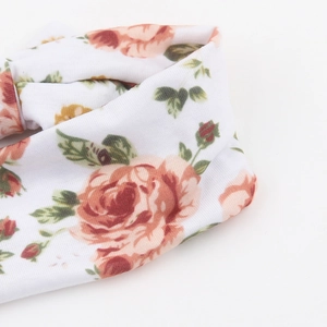 Detailaufnahme der Vintage-Baumwolle mit Blumenmuster und Knotentextur am Baby-Stirnband