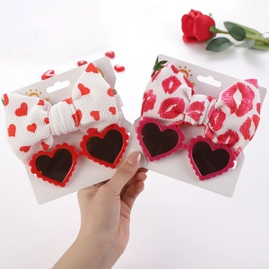 Set di occhiali da sole a cuore per bambine con fascia a fiocco coordinata