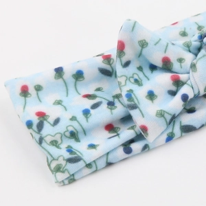 Nahaufnahme des hellblauen Blumenmusters auf dem weichen Babyknoten-Stirnband