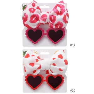 Set occhiali da sole a cuore e fascia con fiocco per bambina con stampe di cuori