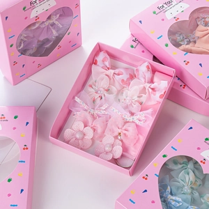 Detailansicht eines 10-teiligen rosa Schleifen-Haarschmuck-Sets für Mädchen in einer Box
