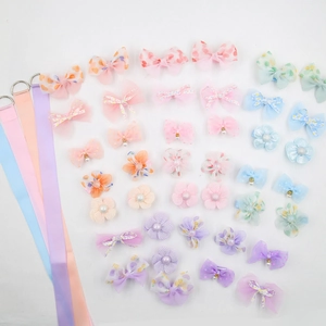 Flache Ansicht der Kinder Haarklammern mit Chiffon Schleifen in Pastellfarben und Bändern