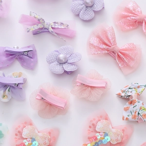 Detailansicht von Chiffon-Haarschleifen und Pailletten-Blumen-Accessoires im Set