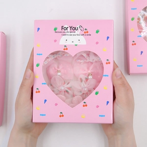 Detail von rosa Chiffon-Haarspangen in einer Geschenkbox mit Herzfenster für Mädchen