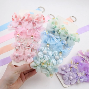 Detail von rosa und blauen Chiffon-Haarspangen mit Perlen für Mädchenfrisuren