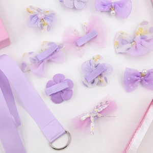 Detailliertes Set aus lila Chiffon-Haarspangen und Blumen-Accessoires für Mädchen