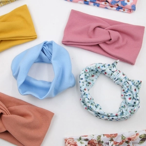 Set mit 2 elastischen Baby-Stirnbändern mit Rippstrick und Blumenmustern in bunten Farben