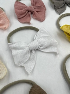 Détail de nœuds pour cheveux en lin respirant pour bébés en diverses couleurs Morandi
