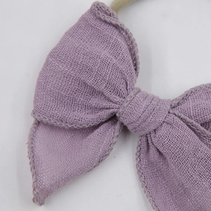 Détail du nœud en gaze violette avec bandeau élastique en nylon doux pour bébés et enfants