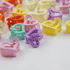 Vue détaillée des barrettes à cheveux creuses en forme de cœur pour enfants tons pastels