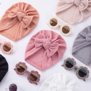 Ensemble chapeau turban gaufrette et lunettes de soleil fleur pour enfant en tons macaron