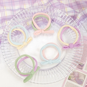 Détails de chouchous colorés en nylon pastel présentés dans un plateau en verre