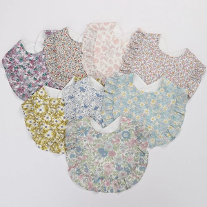 Bavoirs bébé en coton à fleurs avec bordures à volants et envers en tissu absorbant