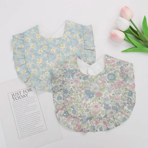 Lot de bavoirs bébé en coton fleuri avec volants et boutons pression en bleu et rose