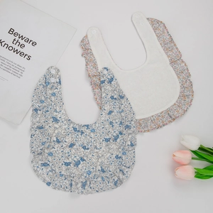 Détails de bavoirs en coton pour bébé avec motifs floraux et bords à volants doux