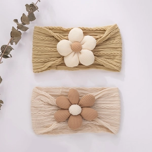 Détail de bandeaux élastiques pour bébé avec fleur 3D et texture tricotée torsadée
