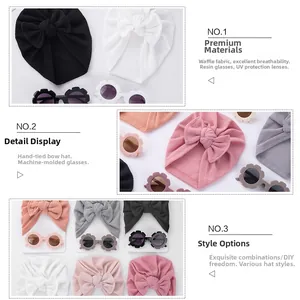 Détail de l'ensemble lunettes de soleil fleurs et bandeau bébé en maille gaufre