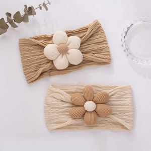 Détail de bandeaux fleuris pour bébé avec texture côtelée et décor de fleurs en 3D