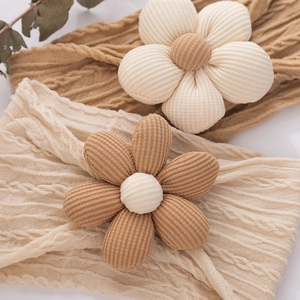 Lot de bandeaux bébé à fleurs tricotées avec texture torsadée en beige et camel