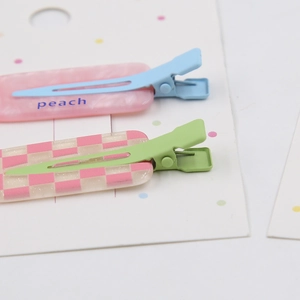 Macro de barrettes à cheveux en acétate en forme de cœur aux motifs marbrés et damiers