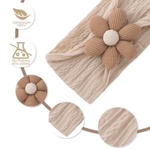 Détail du tissu tricoté beige doux et de la fleur 3D rayée marron pour bandeau bébé