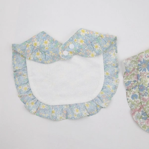 Bavoir bébé en coton fleuri avec bords à volants et tissu éponge blanc absorbant