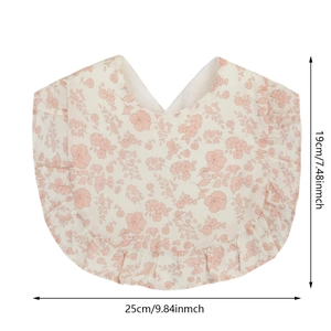 Bavoir bébé en coton à fleurs roses avec bords volantés, dimensions 19x25cm sur fond blanc