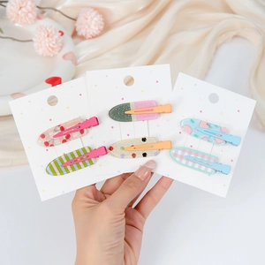 Lot de six barrettes à cheveux colorées avec motifs cœurs et cerises sur cartes