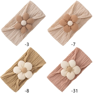 Lot de quatre bandeaux à fleurs pour bébés en crème, beige, jaune et rose doux