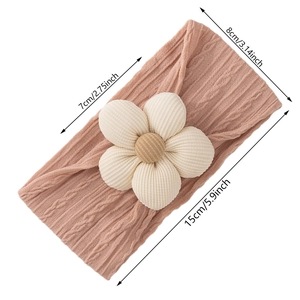Bandeau bébé en maille rose avec fleur beige et dimensions indiquées sur fond blanc