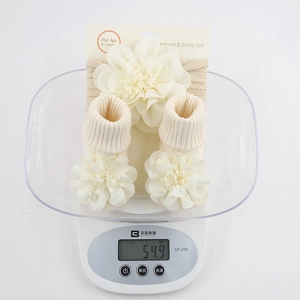 Measurement of chiffon flower headband and socks set weighing 54.9g for 0-2 years baby
