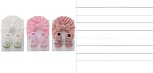 Détail du bonnet turban pour bébé et chaussettes assorties avec figurines 3D 0-12 mois