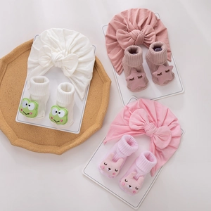 Ensemble bonnet et chaussettes pour bébé en trois couleurs avec nœuds et appliqués