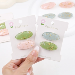 Detailansicht der Haarspangen in Macaron-Farben mit Goldfolie auf einer Karte
