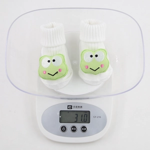 Détail de chaussettes en tricot pour bébé pesant 31g avec motif grenouille mignonne