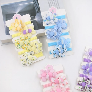 Détail du lot de 5 élastiques à fleurs en tissu en jaune, bleu, rose et violet
